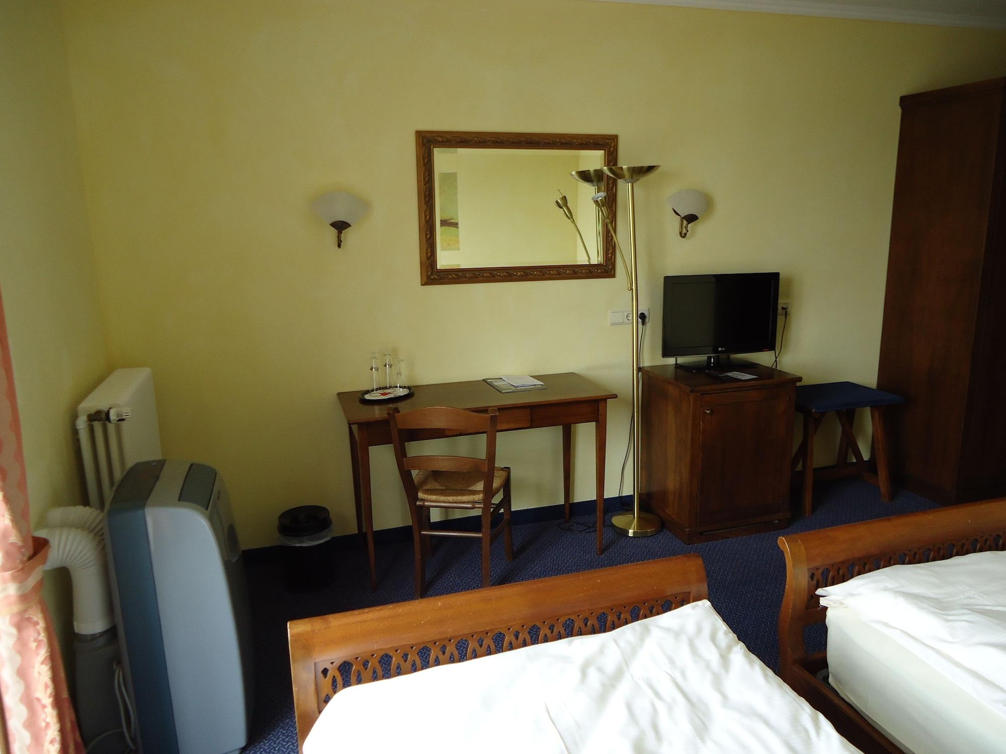 Hotel Landhaus Milser Duisburg Exterior photo